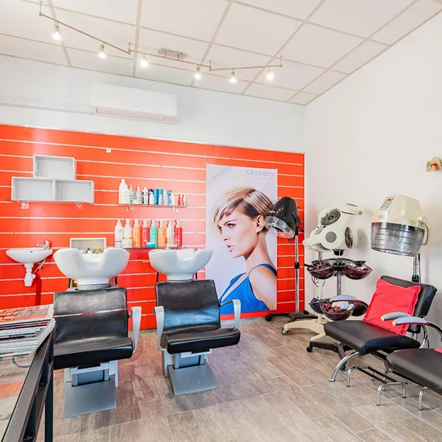 Intérieur de salon de coiffure moderne avec sièges, lavabos et équipement à Valence dans le Tarn-et-Garonne 82