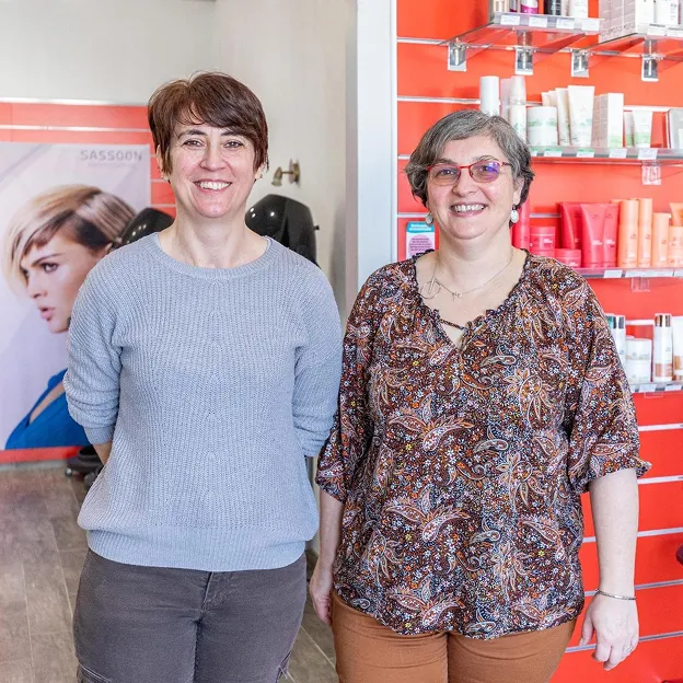 Deux femmes souriantes posant devant des produits capillaires et de beauté à Valence dans le Tarn-et-Garonne 82